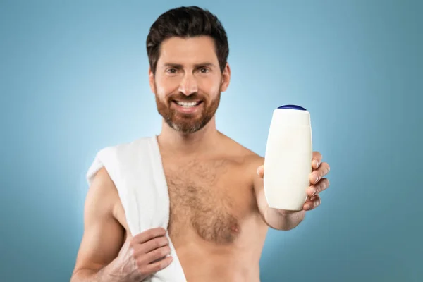 Handsome Caucasian Man Showing Shower Gel Bottle Standing Towel Shoulder — Stockfoto
