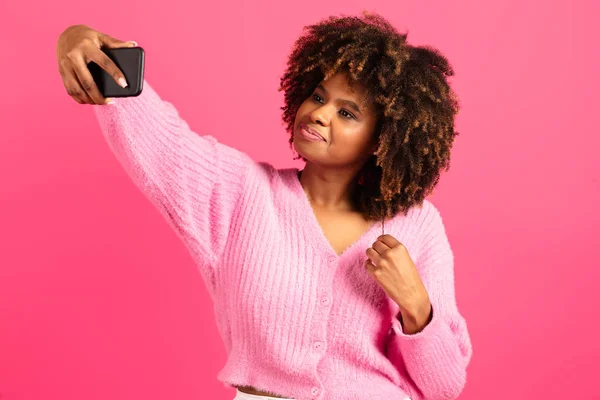 Cheerful Young Black Curly Lady Student Casual Takes Selfie Smartphone — Stok fotoğraf
