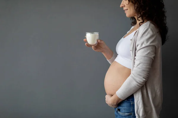 Молочні Продукти Харчування Під Час Вагітності Молода Вагітна Жінка Тримає — стокове фото