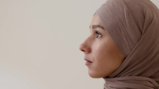 Muslim Beauty Concept Close Profile Portrait Young Pretty Middle Eastern — Vídeo de stock