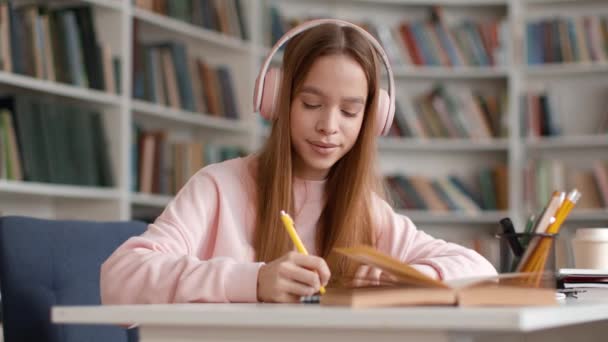 Online Classes Close Portrait Young Concentrated Woman Student Headphones Studying — Vídeos de Stock