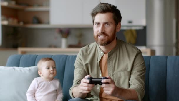 Уважний Тато Молодий Емоційний Чоловік Грає Відеоігри Джойстиком Програє Ігноруючи — стокове відео