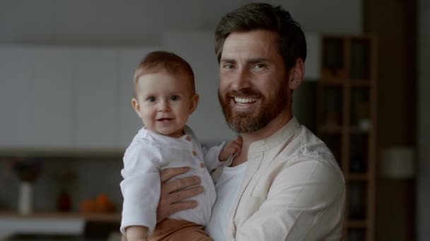 Happy Family Close Portrait Happy Young Father Carrying His Adorable — Vídeo de Stock