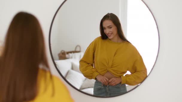 Shoulder Portrait Young Positive Woman Getting Ready Date Home Zipping — Vídeo de Stock