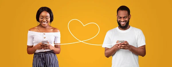 Happy Black Couple Messaging Smartphones Connected Drawn Heart Shape String — Zdjęcie stockowe