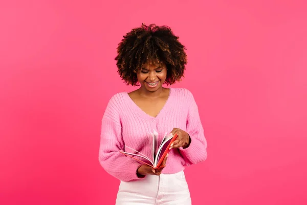 Smiling Smart Young African American Curly Lady Student Casual Reading — Stok fotoğraf