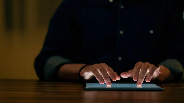 Cropped Young Man Sitting Desk Using Modern Digital Tablet Dark — Stock Photo, Image