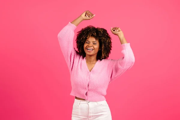 Cheerful Pretty Young African American Curly Woman Casual Braces Dancing — Stock Photo, Image
