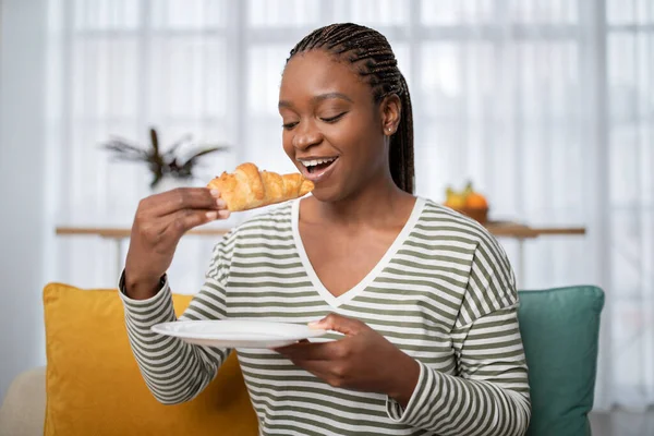 Joyful Pretty Young Black Lady Casual Longsleeve Having Breakfast Home — Foto Stock