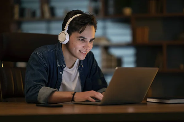 Deadline Concept Young Smiling Man Networking Connecting Internet Using Laptop — Foto Stock