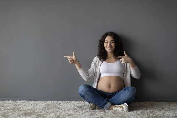 Smiling Pregnant Woman Sitting Floor Ponting Aside Copy Space Beautiful — Fotografia de Stock