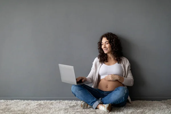 Young Smiling Pregnant Woman Relaxing Laptop Floor Home Beautiful Expectant — Foto Stock