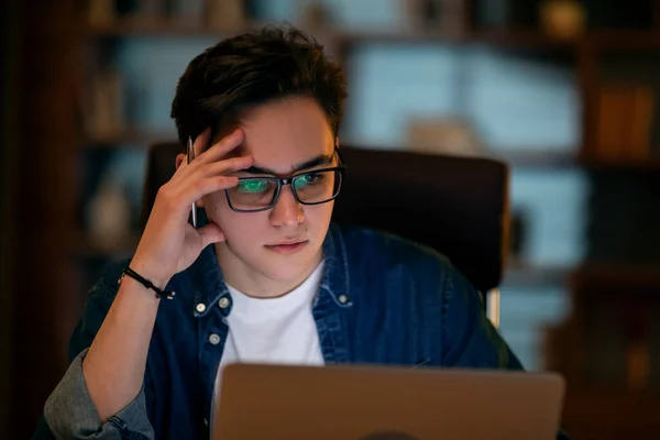 Young Businessman Wearing Eyeglasses Working Overtime Alone His Desk Office — Foto Stock