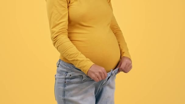 Close Shot Unrecognizable Pregnant Lady Wearing Oversize Denim Pants Showing — Video Stock
