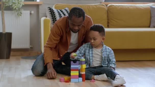 Games Education Loving African American Father Exercising His Little Son — Stok video