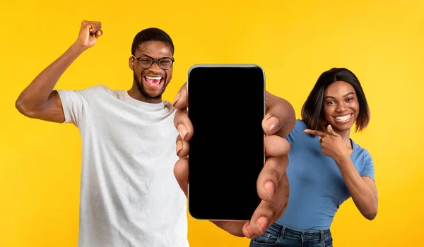 Excited Black Man Woman Demonstrating Big Smartphone Blank Screen Copy —  Fotos de Stock