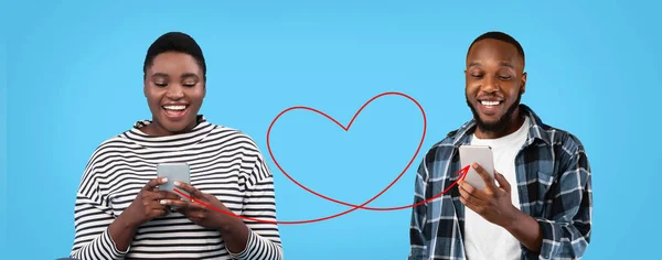 Happy Black Couple Texting Smartphones Connected Drawn Red Heart Shape — Φωτογραφία Αρχείου