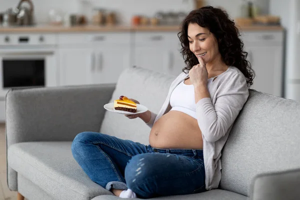 Pregnancy Crawings Excited Pregnant Woman Holding Piece Cake While Sitting — Fotografia de Stock