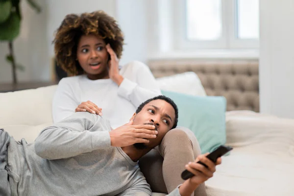 Scared Shocked Millennial African American Man Woman Couple Spouses Sitting — Stockfoto