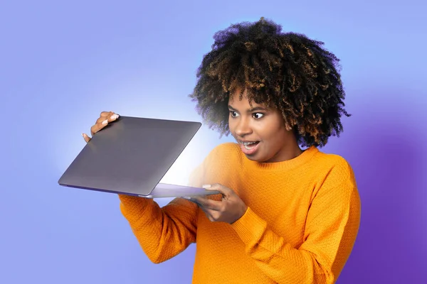 Surprised Emotional Attractive Curly Young African American Woman User Open — Stock Photo, Image