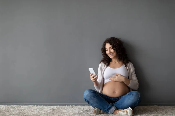 Beautiful Pregnant Woman Using Smartphone While Relaxing Floor Home Expectant — Foto Stock