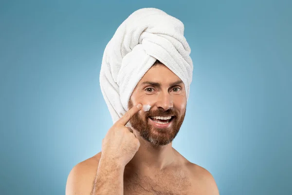 Mens Skin Care Concept Happy Middle Aged Caucasian Man Smearing — Stock Photo, Image