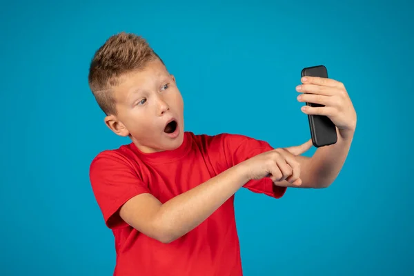 Portrait Scared Preteen Boy Using Smartphone Opening Mouth Shock Frustrated — Stock Photo, Image