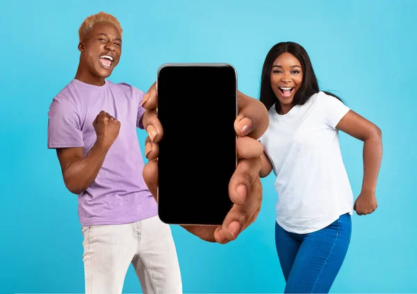 Online Lottery Happy Black Couple Showing Blank Smartphone Celebrating Success — Stockfoto