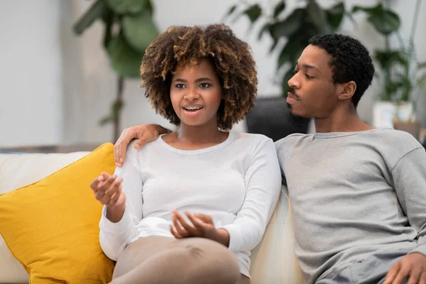 Young African American Couple Homewear Sitting Couch Living Room Talking — Stockfoto