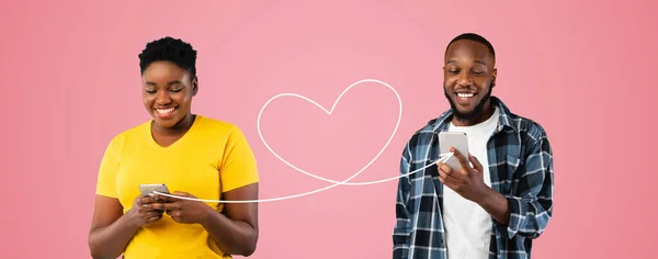 Message Love Young Black Couple Texting Smartphones While Standing Pink — Foto de Stock
