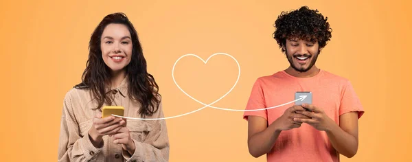 Online Dating Multicultural Couple Using Smartphones Connected Drawn Heart Shape — Fotografia de Stock