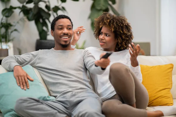 Angry Emotional Young Black Woman Fighting Her Boyfriend Watching Couple — Stockfoto