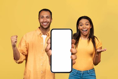 Mobil Model. Heyecanlı siyah çift kamerada beyaz ekranlı büyük boş akıllı telefonu gösteriyor, Mutlu Afrikalı genç Amerikalı erkek ve kadın fotokopi uzayı ve kolajı ile boş cep telefonu gösterisi yapıyor,