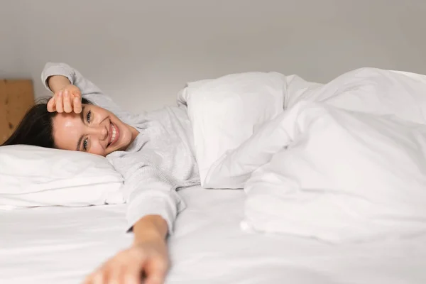 Smiling Young European Female Sleeping White Bed Waking Enjoying Good — Zdjęcie stockowe