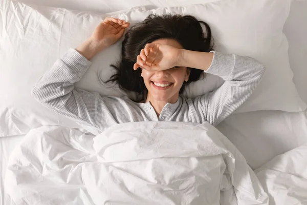 Glad Smiling Young European Woman Sleeping White Bed Waking Enjoying — Zdjęcie stockowe