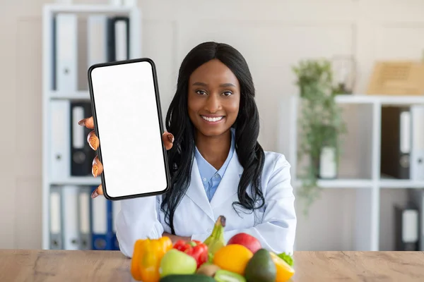 App Diete Sorridente Signora Nutritionista Nera Che Mostra Smartphone Con — Foto Stock