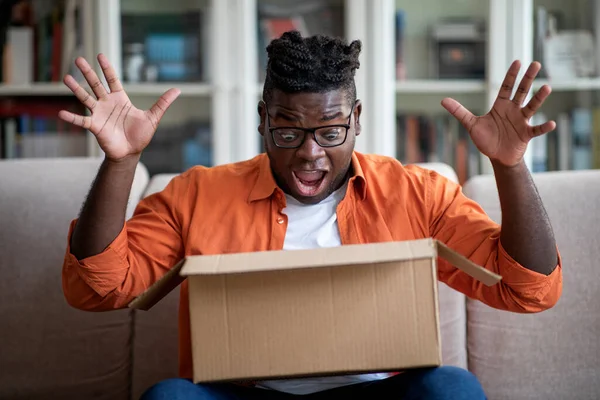 Excited Overweight Black Man Customer Receive Good Parcel Cardboard Box — Stockfoto