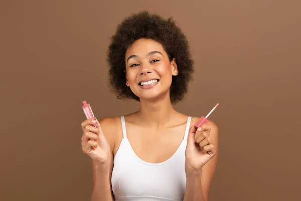 Smiling Pretty Millennial Multiethnic Lady Nude Makeup Holding Brush Lip — Photo