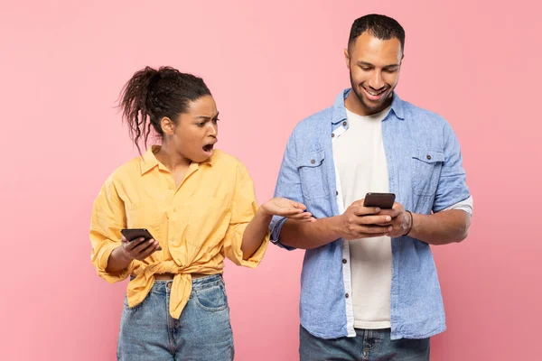 Shocked Angry Black Lady Looking Boyfriends Mobile Phone Reading His — Stockfoto