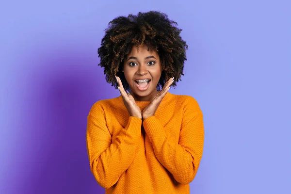 Surprised Emotional Cute Attractive Young Black Woman Bushy Hair Teeth — Foto de Stock