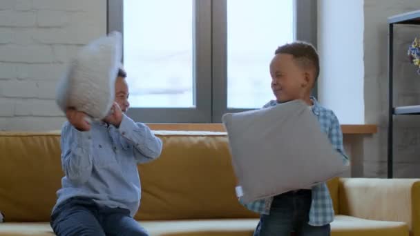 Çocuklar Için Aile Eğlencesi Şirin Oynak Afro Amerikan Kardeşler Yastıklarla — Stok video
