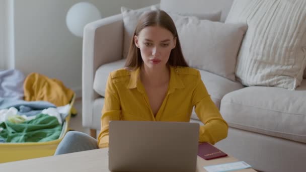 Mislukte Reis Jonge Geschokte Vrouw Leest Mail Laptop Kijkt Naar — Stockvideo
