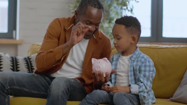Early Financial Literacy Loving African American Father Teaching His Little — Stockvideo
