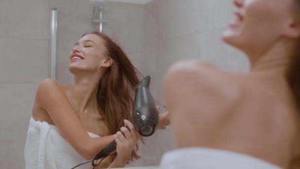 Boldog Reggeli Rutint Fiatal Gondtalan Szárítja Nedves Haját Zuhanyzás Után — Stock videók