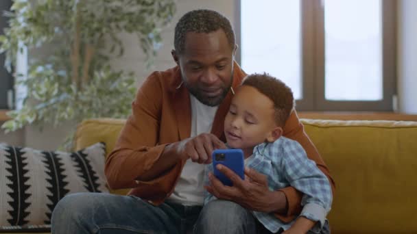Modern Education Kids Loving African American Father Showing Development App — Video Stock