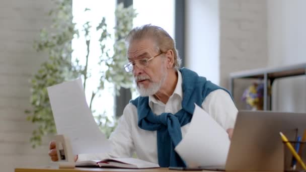 Obchodní Problémy Vážný Starší Muž Výkonný Ředitel Brýlích Čtení Dokumentů — Stock video