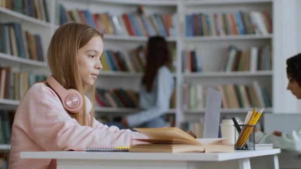 Eğitim Sorunları Kampüs Kütüphanesinde Okuyan Genç Kız Öğrenci Dizüstü Bilgisayar — Stok video