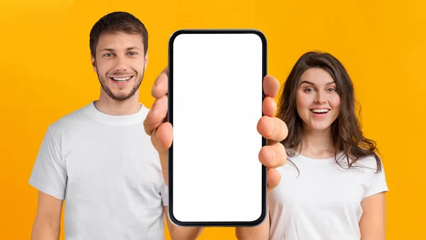 Mobile Advertisement Smiling Couple Demonstrating Empty Smartphone White Screen Camera — Stock fotografie