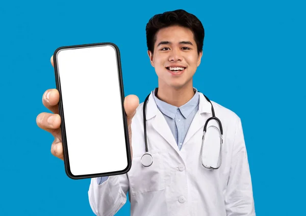 Online Medicine Smiling Asian Doctor Man Showing Big Blank Smartphone — Stok fotoğraf