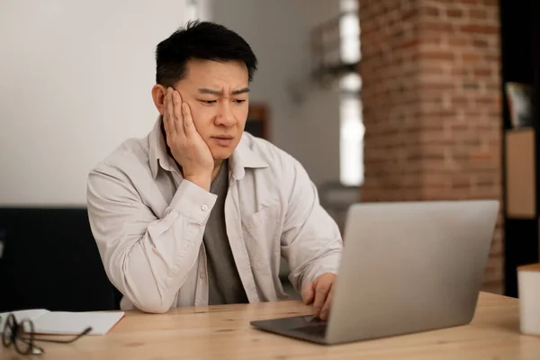 Triste Hombre Mediana Edad Empleado Que Trabaja Ordenador Portátil Oficina —  Fotos de Stock
